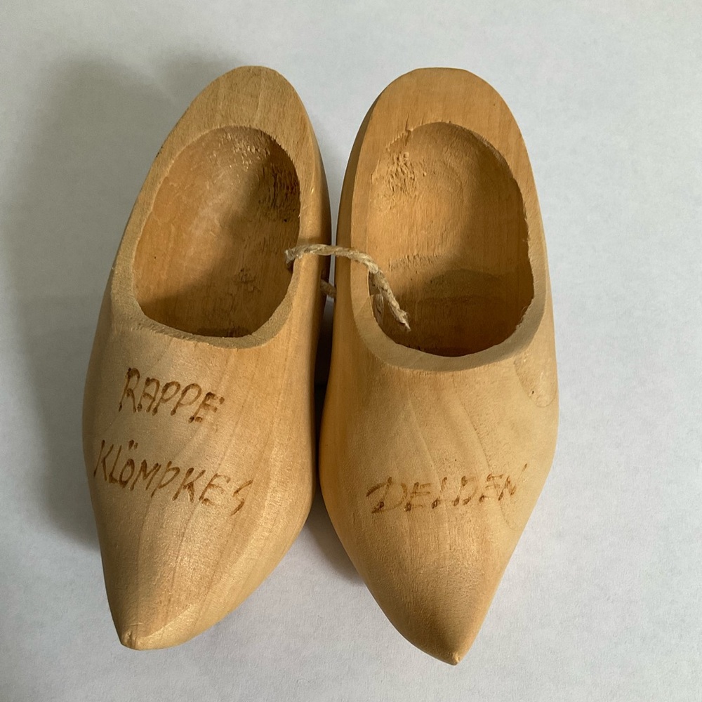VINTAGE 1977 HAND CARVED DUTCH SOUVENIR CLOG SHOES